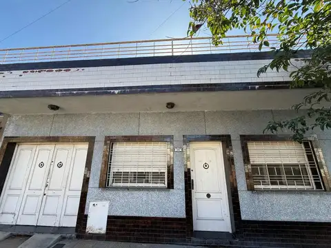 Casa con jardin y cochera