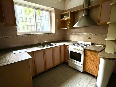 Casa 6 ambientes con 2 baños