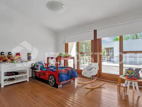 Casa en Venta con 3 cocheras