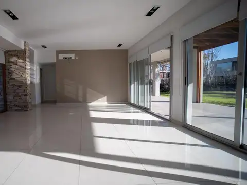 Casa en Venta con 4 cocheras