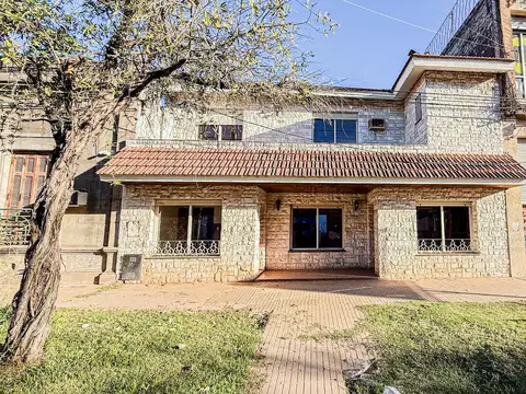 Casa 4 dormitorios en venta en Roldan centro frente al banco nacion