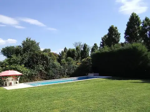 Casa c pileta  y gran jardin con dependencia /Pilar del Este