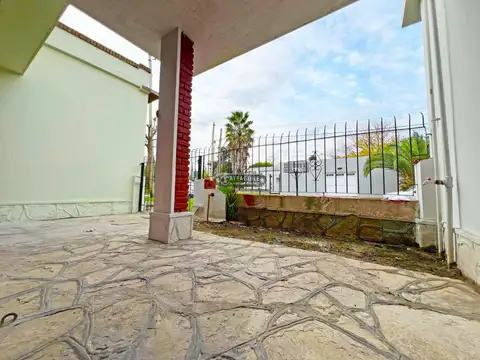 Casa en Alquiler con 1 cochera