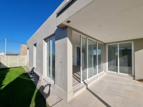 Casa en Alquiler con 2 cocheras