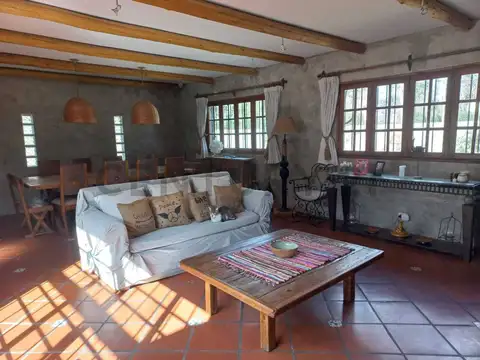 Casa en Alquiler con 4 cocheras