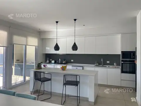 Casa 4 ambientes con 2 baños