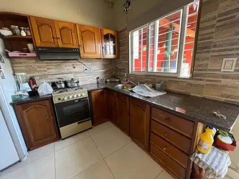 VENTA CASA 5 AMBIENTES EN CASTELAR APTO CREDITO