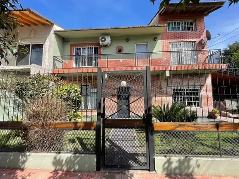 VENTA CASA 5 AMBIENTES EN CASTELAR APTO CREDITO