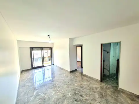 Venta semipiso 4 ambientes con amplio balcón y baulera