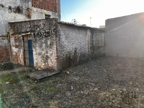 Venta Galpón 300m2   fondo con parque frente a av Crovara en Tablada