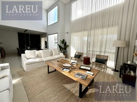 Casa 8 ambientes con 5 baños