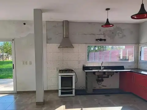 Casa 4 ambientes con 2 baños