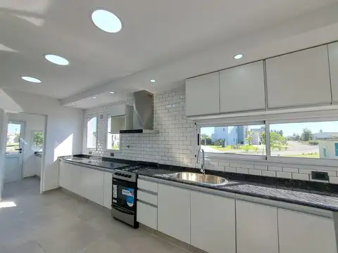 Venta Casa 4 ambientes A ESTRENAR con piscina y cocheras. Barrio San Lucas. San Vicente