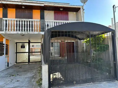 CASA Tríplex con GAS NATURAL EN VENTA MAR DEL TUYÚ