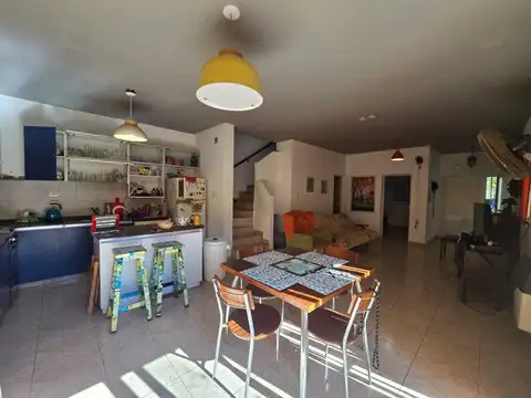 Casa 6 ambientes con 2 baños