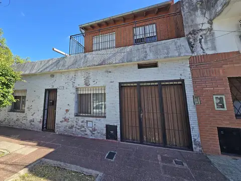 VENTA CASA 4 AMBIENTES EN VILLA ADELINA
