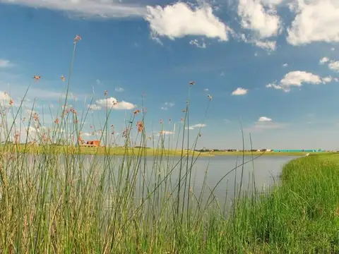 GLM. Venta Lote a la laguna en barrio San Sebastián