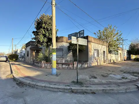 Casa en  esquina. Patio, cochera, quincho. Ambientes amplios