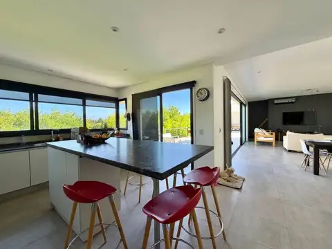 Casa 4 ambientes con 2 baños