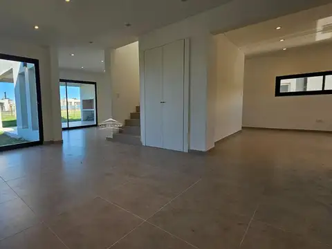 Casa 5 ambientes con 3 baños