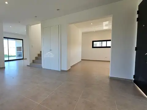 Casa en Venta en Pilar del Este - Santa Lucia, USD 198.000