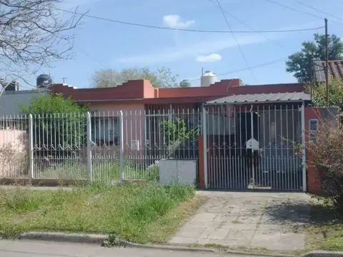 Venta de Casa de 3 ambiente con Parrilla