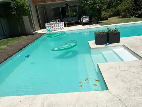 Casa en Venta con 4 cocheras