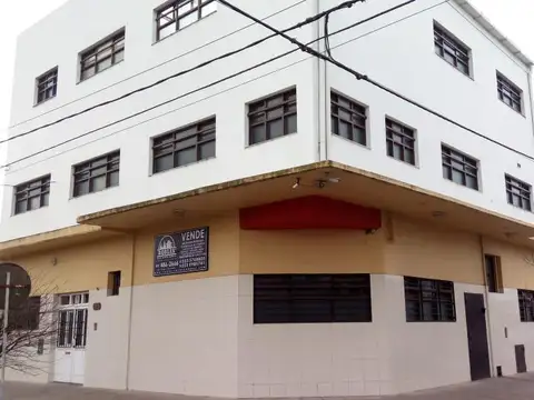Edificio de tres plantas en barrio 9 de Julio, ideal para hogar, institución o establecimiento.