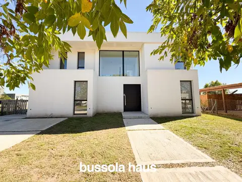 Casa en venta con 4 dormitorios a la laguna en el Cantón Golf Escobar