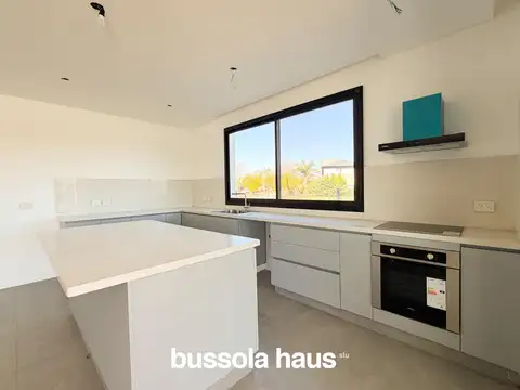 Casa en venta con 4 dormitorios a la laguna en el Cantón Golf Escobar