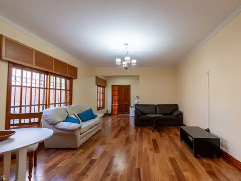 CASA DE 3 DORMITORIOS CON COCHERA EN VILLA AMELIA
