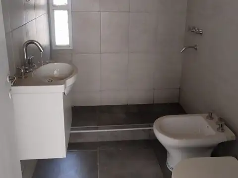 Casa 6 ambientes con 2 baños