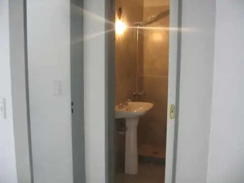 EN VENTA DEPARTAMENTO DE 2 AMBIENTES; 32M2 TOTALES EN RAMOS MEJIA CERCA DE RIVADAVIA - FICHA 6639