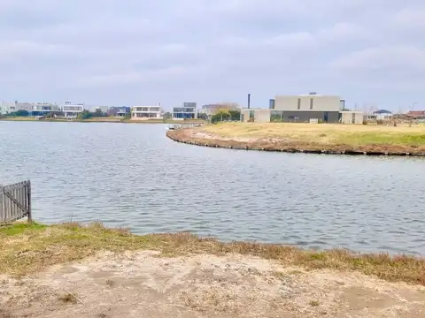 Venta | Lote al lago central con doble espejo de agua en Barrio Costas - Puertos