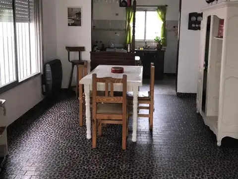 CASA GRAN LOTE + DEPARTAMENTO. BANFIELD