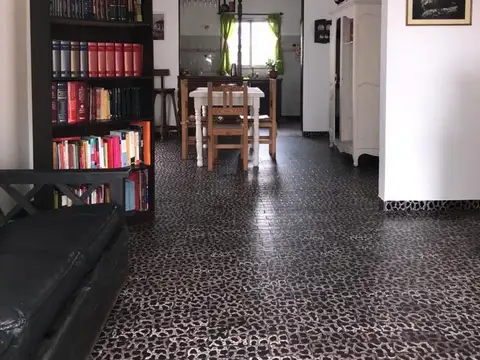 CASA GRAN LOTE + DEPARTAMENTO. BANFIELD