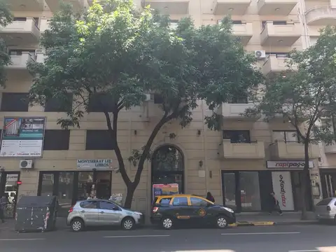 Monoambiente con balcón - Piso alto, luminoso