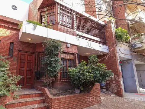 Impecable Casa 5 Ambientes en Caballito con Patio, Parrilla y Cochera.  Caballito