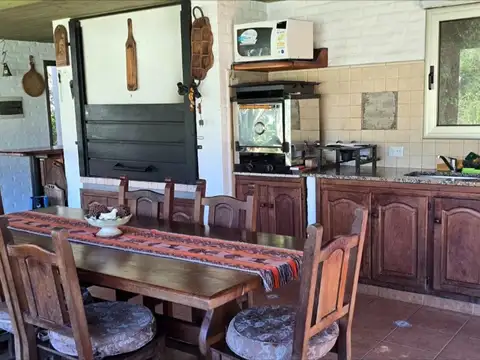 Solida casa en venta en Club de campo El Moro