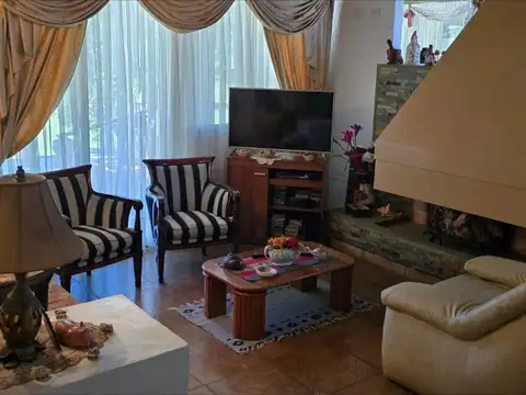 Solida casa en venta en Club de campo El Moro