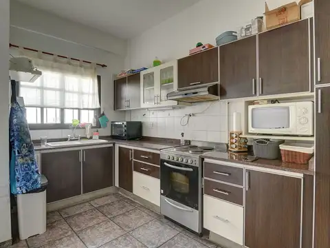 Excelente Triplex Cochera, Jardín, Dependencia