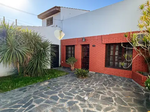 CASA CON PILETA, QUINCHO, GARAJE DOBLE Y JARDÍN — 3 DORM · 132 M² · LOS HORNOS · USD 98.000