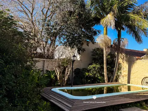 Casa 6 ambientes con 2 baños