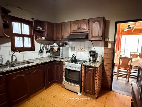 CASA CON PILETA, QUINCHO, GARAJE DOBLE Y JARDÍN — 3 DORM · 132 M² · LOS HORNOS · USD 98.000