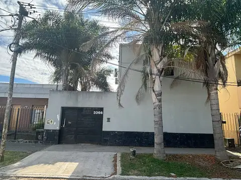 Casa en alquiler de 4 Ambientes con garage pasante para 2 autos en Solano