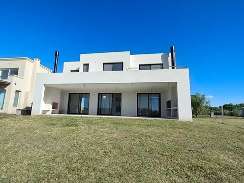 Moderna casa en venta laguna, pileta, Santa Ana, Villanueva