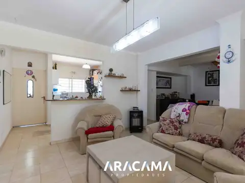 Casa en Venta con 3 cocheras