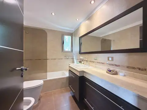 Casa 5 ambientes con 4 baños