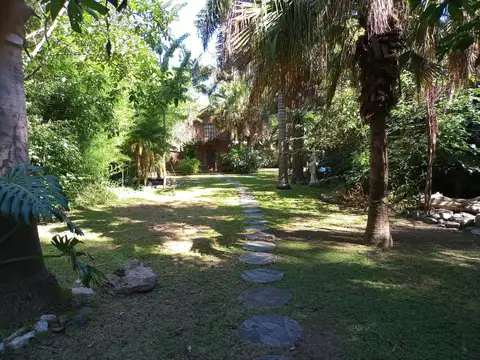 Casa en Venta con 3 cocheras