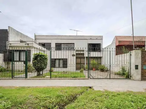 VENTA CASA 3 AMB CON JARDIN FRENTE PARQUE CAMET